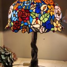 מנורה שולחנית בסגנון טיפני, בסיס מתכת ואהיל ויטראז'