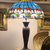 מנורה שולחנית בסגנון טיפני בדגם שפיריות, בסיס מתכת ואהיל ויטראז'