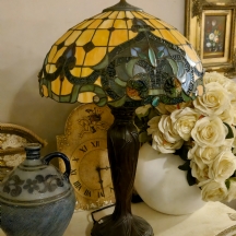 מנורה שולחנית בסגנון טיפני, בסיס מתכת ואהיל ויטראז'