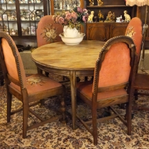 מערכת ריהוט לפינת אוכל הכוללת שולחן עגול ו4 כסאות עשויים עץ עם ריפוד גובלן