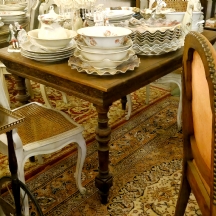 שולחן אוכל עתיק עשוי עץ מגולף