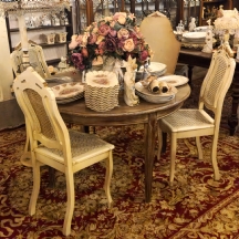 שולחן אוכל עגול ו4 כסאות עשויים עץ, הכסאות צבועים בלבן וזהב עם קליעת קש וינאית