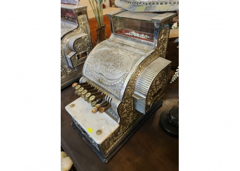 קופה רושמת אמריקאית עתיקה מהמאה ה19 עשויה ברונזה, זכוכית ומשטח שיש