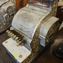 קופה רושמת אמריקאית עתיקה מהמאה ה19 עשויה ברונזה, זכוכית ומשטח שיש