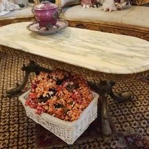 שולחן סלוני עשוי מתכת הרגליים בצורת דולפינים משטח עליון דמוי שיש