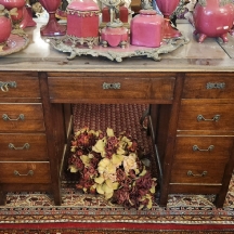 שולחן כתיבה עתיק עשוי עץ ומשטח עליון מחופה זכוכית