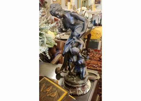 פסל ברונזה בדמות ונוס וקופידון עשוי פטינה חומה ובסיס שיש עגול, חתום