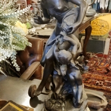 פסל ברונזה בדמות ונוס וקופידון עשוי פטינה חומה ובסיס שיש עגול, חתום