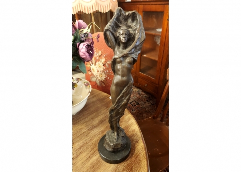 פסל ברונזה בדמות אישה עשוי פטינה חומה, בסיס שיש שחור, חתום