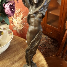 פסל ברונזה בדמות אישה עשוי פטינה חומה, בסיס שיש שחור, חתום