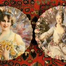 זוג צלחות הגשה גדולות וכבדות עשויות פורצלן מעוטרות בהדפסים בסגנון עתיק, חתומות