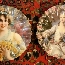 זוג צלחות הגשה גדולות וכבדות עשוית פורצלן מעוטרות בהדפסים בסגנון עתיק, חתומות