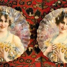 זוג צלחות הגשה גדולות וכבדות עשוית פורצלן מעוטרות בהדפסים בסגנון עתיק, חתומות