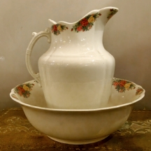 כד וקערה לחדר רחצה עשויים חרסינה מעוטרת בהדפס שושנים, חתומים