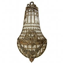 מנורת קיר עשויה פליז וחרוזי קריסטל.