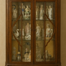 וטרינה עתיקה עשוייה עץ ומדפי זכוכית