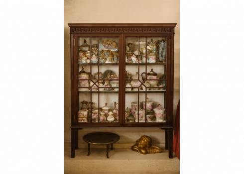 וטרינה עתיקה עשוייה עץ מגולף, מדפי עץ