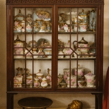 וטרינה עתיקה עשוייה עץ מגולף, מדפי עץ