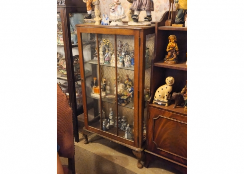 וטרינה עתיקה קטנה עשויה עץ ומדפי זכוכית