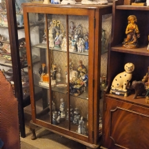 וטרינה עתיקה קטנה עשויה עץ ומדפי זכוכית