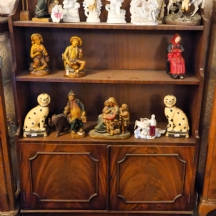 רהיט עתיק עשוי עץ, בחלקו התחתון זוג דלתות ושלושה מדפי תצוגה