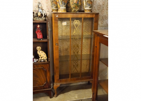 וטרינה עתיקה עשויה עץ, שני מדפי זכוכית