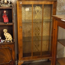 וטרינה עתיקה עשויה עץ, שני מדפי זכוכית