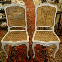 זוג כסאות עשויים עץ עם קליעת קש וינאית