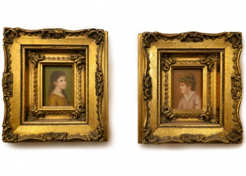 זוג תמונות בסגנון עתיק שמן על לוח נתונות במסגרות מוזהבות