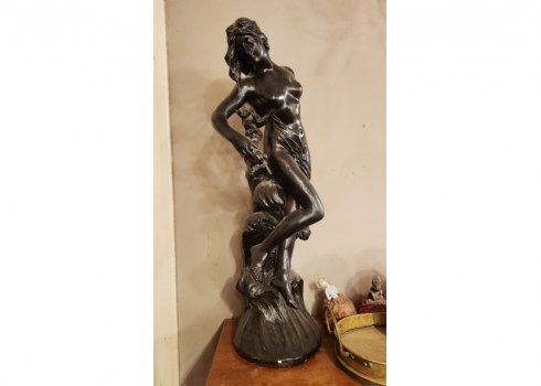 פסל גבס גדול צבוע שחור בדמותה של וונוס עולה מהרחצה