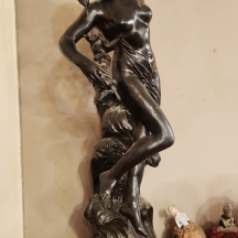 פסל גבס גדול צבוע שחור בדמותה של וונוס עולה מהרחצה