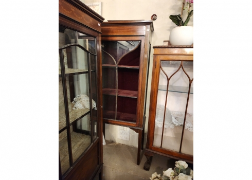 וטרינה אנגלית עתיקה עשויה עץ וזכוכית