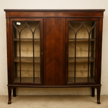 וטרינה אנגלית עתיקה עשוייה עץ וזכוכית