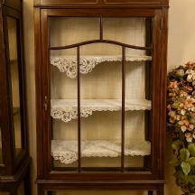 וטרינה אנגלית עתיקה עשויה עץ וזכוכית