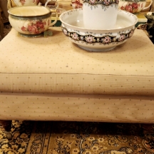 הדום עשוי עץ וריפוד בד על גלגלים