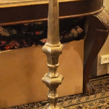 רגל למנורת רצפה עשויה ברונזה מעצובת כפמוט כנסייה בארוקי
