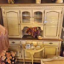 מזנון לחדר אוכל עשוי עץ וזכוכית בסגנון כפרי