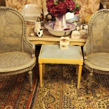 זוג כורסאות בסגנון עתיק עשוית עץ צבוע אפור וקליעת קש וינאית