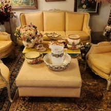 מערכת ישיבה סלונית הכוללת ספה, שתי כורסאות תואמות וכורסא קטנה