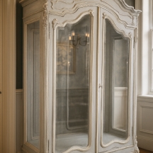 ארון ויטרינה גדול ומרשים בסגנון הנאו רוקוקו צבוע באפור ולבן, זכוכיות עם פאזה