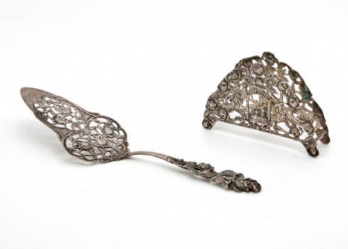 שני כלי כסף (כף הגשה ומעמד למפיות) חתומים