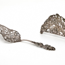 שני כלי כסף (כף הגשה ומעמד למפיות) חתומים