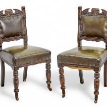 זוג כסאות עץ עתיקים בריפוד עור