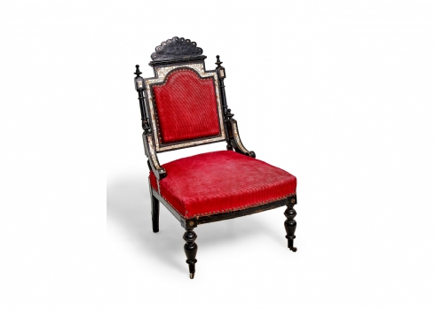 כורסאת עץ עתיקה עם ריפוד אדום