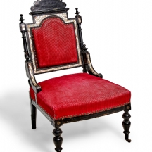 כורסאת עץ עתיקה עם ריפוד אדום