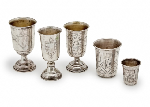חמישה גביעי וכוסות קידוש עתיקים שונים עשויים כסף יצרנים ודגמים שונים
