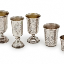 חמישה גביעי וכוסות קידוש עתיקים שונים עשויים כסף יצרנים ודגמים שונים