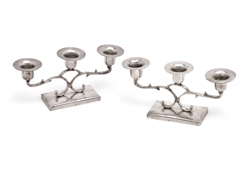 זוג פמוטי כסף מקסיקנים שולחנים נמוכים, כל פמוט לשלושה נרות, עשויים כסף 'סטרלינג'