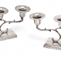 זוג פמוטי כסף מקסיקנים שולחנים נמוכים, כל פמוט לשלושה נרות, עשויים כסף 'סטרלינג'