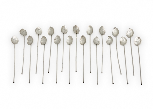 19 קשים לקפה קר עשויים כסף סטרלינג, חתומים, פגמים וסמני מעיכה, משקל כולל: 77 גרם